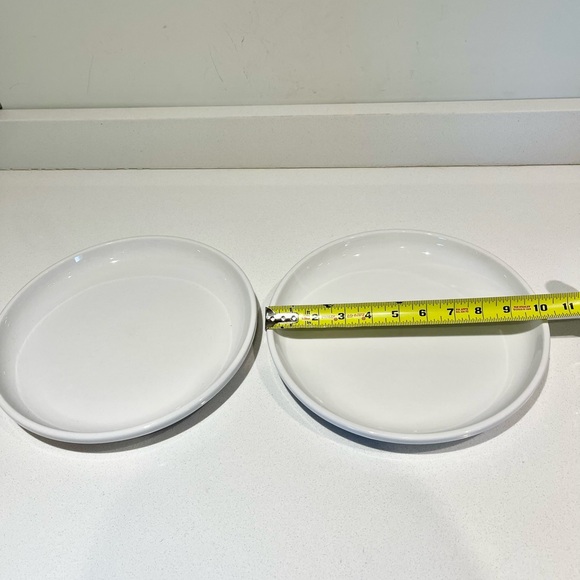 CRATE & BARREL WHITE DINNER PLATES 10 1/4" Tobin ? Set of 2 - Picture 2 of 6